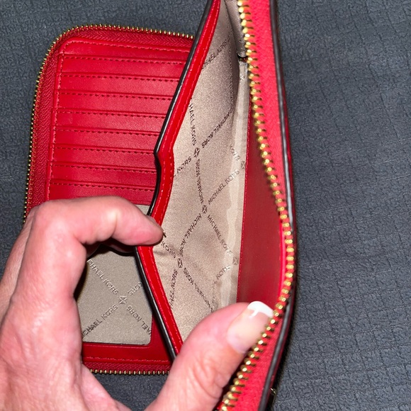Excellent condition Michael Kors Red Zippy Wallet - Picture 5 of 6